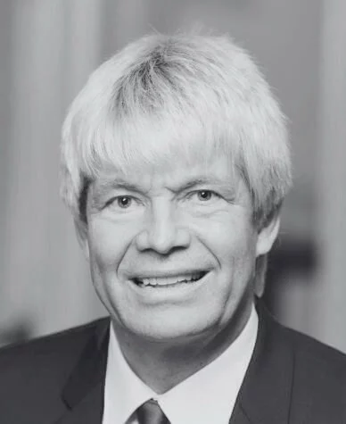 Was man tief in seinem Herzen besitzt, kann man durch den Tod nicht verlieren. 

Mein geschätzter Mentor Prof. Dr. Elmar Wienecke ist heute verstorben. Ich hatte die Ehre zwei Jahre lang unter ihm zu studieren, zu lernen und mich weiterzuentwickeln. Das Studium der Mikronährstofftherapie und Regulationsmedizin ist im deutschsprachigen Raum einzigartig.

Einzigartig war auch seine unvergleichbare Art. Mitreißend, positiv, unterstützend, zuvorkommend. Vor allem aber war er einfach Mensch. Auf sein Wissen, seine Erfolge, Preise und Errungenschaften hätte er sich viel einbilden können. Er hätte es alles für sich behalten können. Tat er aber nicht. Er hat einen akkreditierten Studiengang der Mikronährstofftherapie und Regulationsmedizin ins Leben gerufen und damit jedes Jahr Menschen ausgebildet, die sein Wissen weiter in die Welt tragen. 

Elmars Hunger war unstillbar. Wo andere an Ruhestand denken, hat er gerade erst angefangen. Bücher, Podcasts, Fernsehsendungen - er wollte, dass die Kraft der Mikronährstofftherapie so viele Menschen wie nur möglich erreicht. Das alles, so hast du es immer wieder gesagt, hast du aber nur in Zusammenarbeit mit „deiner Marion“ erreicht. Ihr beide war nicht nur Ehepartner, sondern auch Geschäftspartner - und ja, wahrscheinlich auch Seelenpartner. 

Mein tiefes Mitgefühl gilt dir, Marion, eurer Familie und den engsten Wegbegleitern. 

Elmar, es war mir eine Ehre und du wirst mir immer ein großes Vorbild sein. Danke für die gemeinsame Zeit und deine unentwegte Unterstützung - auch über das Studium hinaus. Du hinterlässt eine riesige Lücke!

Deine Mrs. Hashimoto